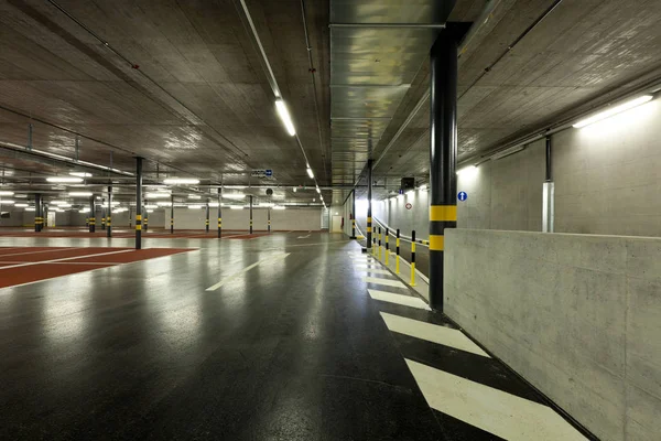 Nieuwe Ondergrondse Parkeerplaats Leeg — Stockfoto