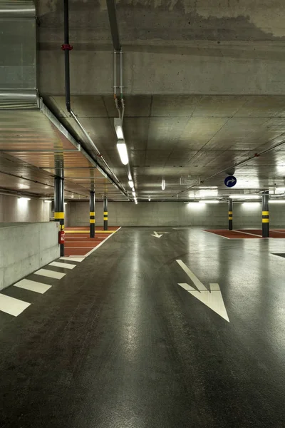 Nowy Parking Podziemny Pusty — Zdjęcie stockowe