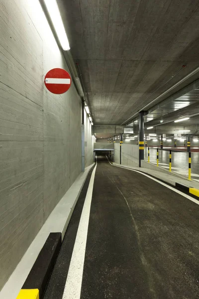 Nieuwe Ondergrondse Parkeerplaats Verbod Signaal — Stockfoto