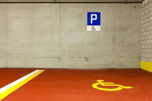 新しい地下の駐車 無効にします — ストック写真