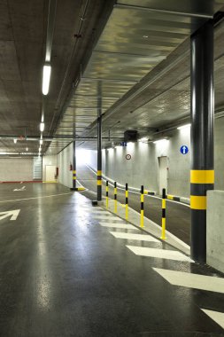 yeni yer altı otoparkı, boş