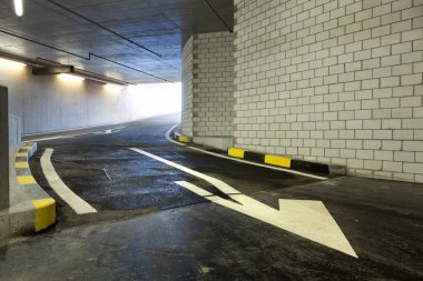 yeni yeraltı otoparkı, giriş Arabalar