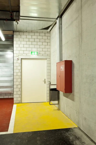 Nieuwe Ondergrondse Parkeergarage Deur Afsluiten — Stockfoto