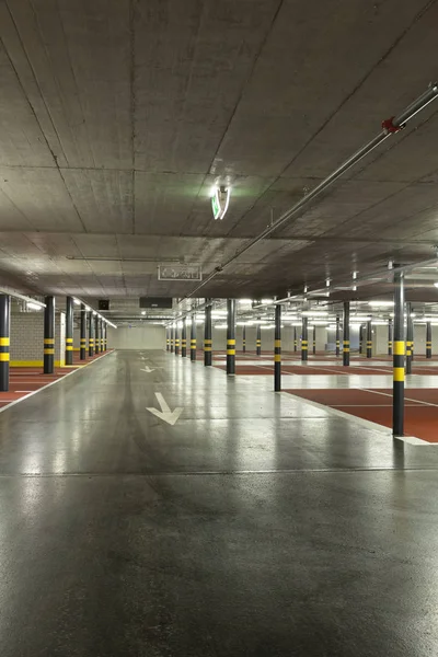 Nieuwe Ondergrondse Parkeerplaats Leeg — Stockfoto