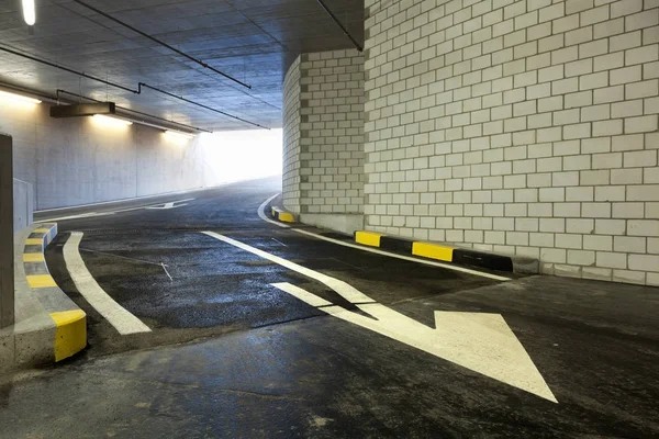 Nowy Parking Podziemny Wjazdu Samochodów — Zdjęcie stockowe