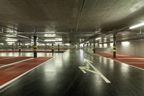 Новая Подземная Парковка Пустая — стоковое фото