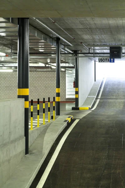 Nieuwe Ondergrondse Parkeerplaats Afrit — Stockfoto