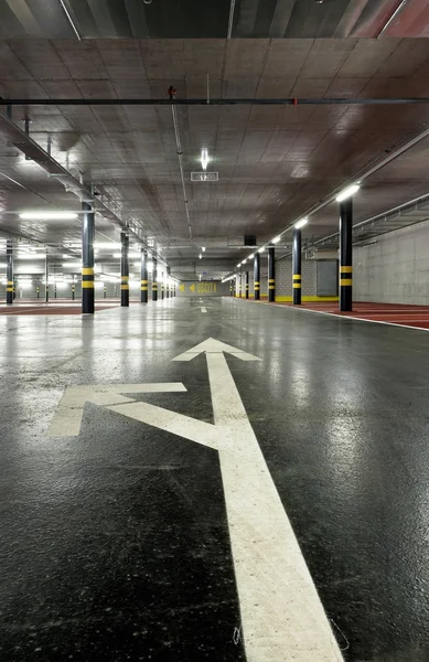 新的地下停车场 没有人 — 图库照片