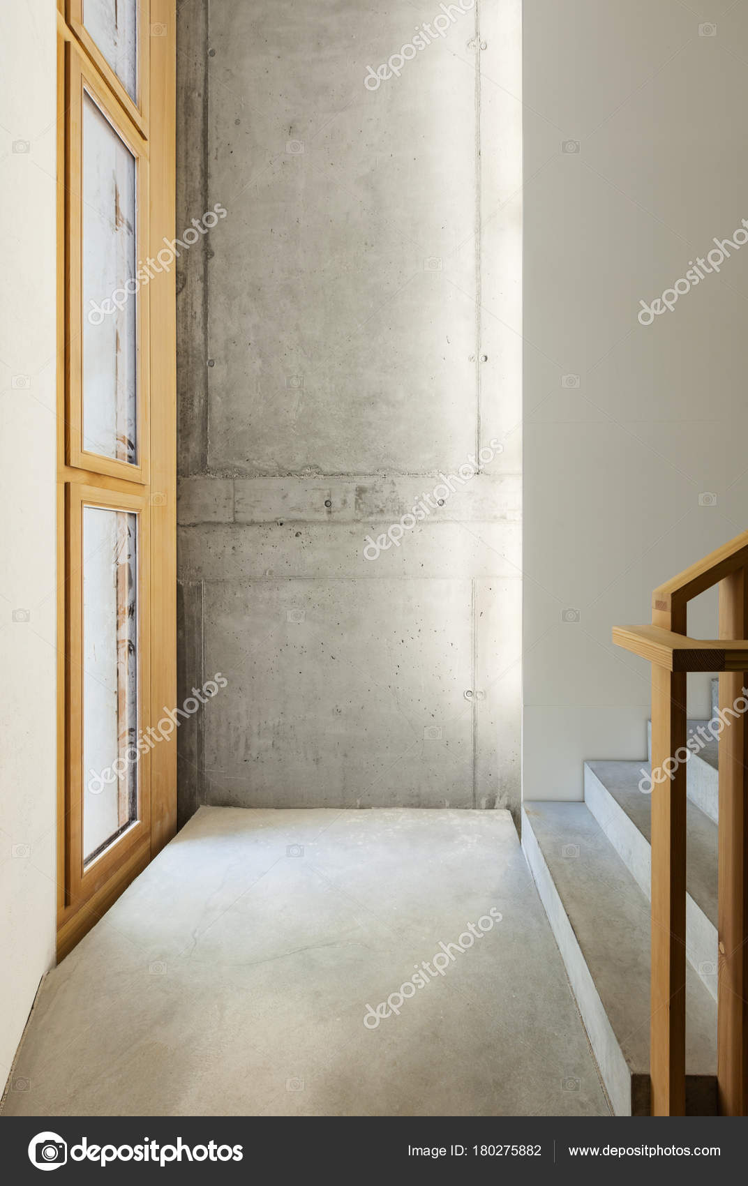 Interior de una habitación con escaleras y vigas de madera. — Foto de