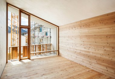 ahşap duvar, geniş pencere ile iç, modern ev