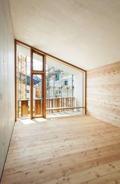 ahşap duvar, geniş pencere ile iç, modern ev