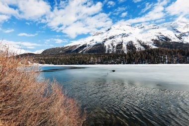 güzel dağ manzarası, göl donmuş