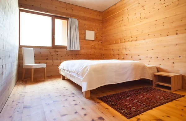 Yatak Odası Görünümünü Yeni Dağ Evi — Stok fotoğraf