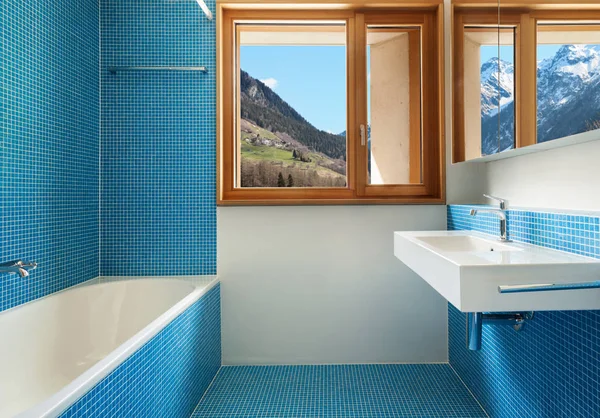 家のモダンなデザイン インテリア 青いバスルーム — ストック写真