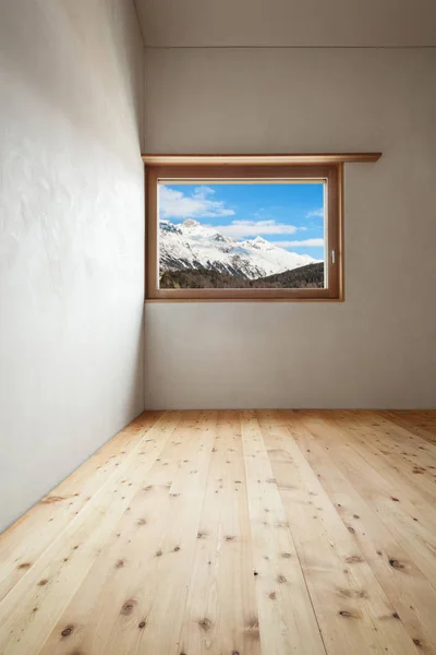 Дом в горах, вид на комнату — стоковое фото