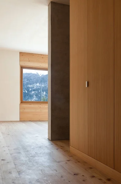 廊下から表示アーキテクチャ モダンなデザイン 山の家 — ストック写真