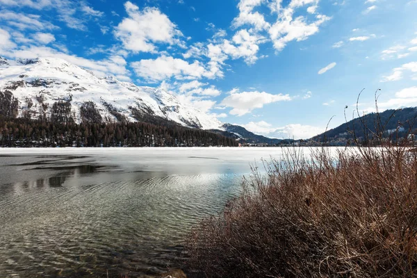 Lago alpino congelado — Foto de Stock
