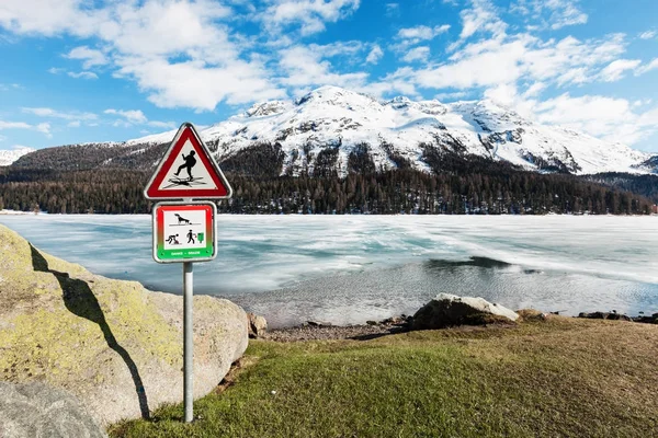 Vackra Bergslandskap Sjön Fryst — Stockfoto