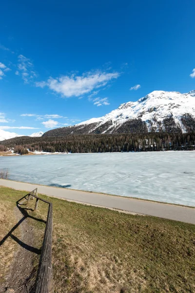 美丽的山风景 冰冻的湖 — 图库照片