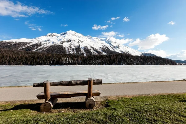 Bellissimo Paesaggio Montano Lago Ghiacciato Panca Legno — Foto Stock