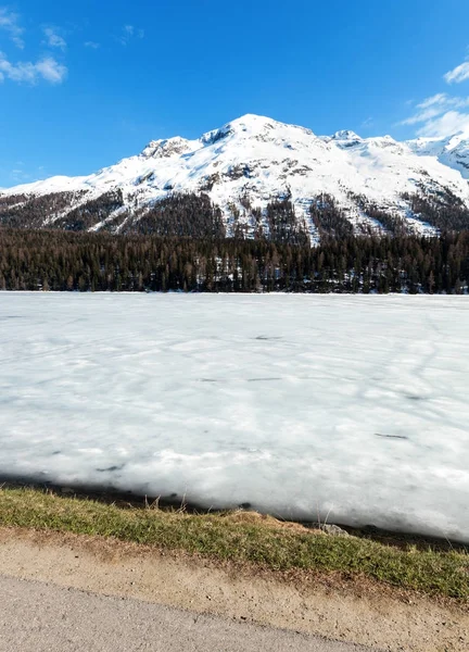 美丽的山景观湖冰 — 图库照片
