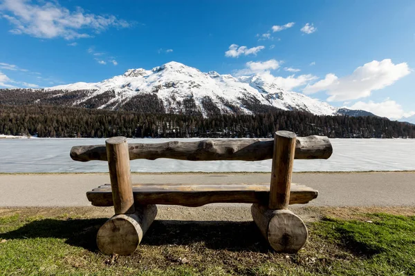 美しい山の風景 湖の氷 木製のベンチ — ストック写真