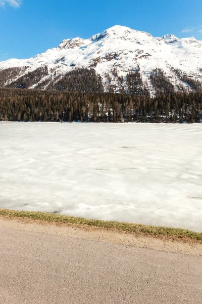 美丽的山景观湖冰 — 图库照片