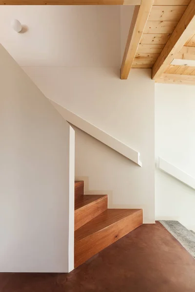 快適な空のロフトのインテリア 階段ビュー — ストック写真