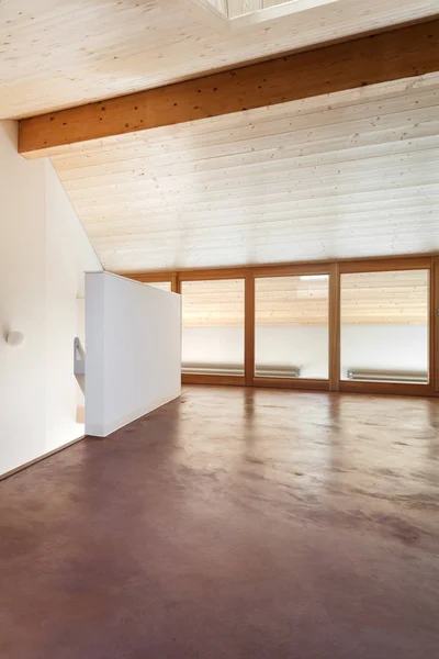 Loft Vazio Confortável Interior Vista Para Quarto — Fotografia de Stock