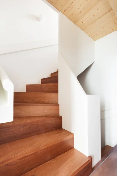 Komfortables Leeres Dachgeschoss Interieur Holztreppe — Stockfoto