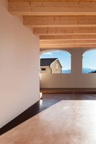 Komfortabel leeres Dachgeschoss — Stockfoto