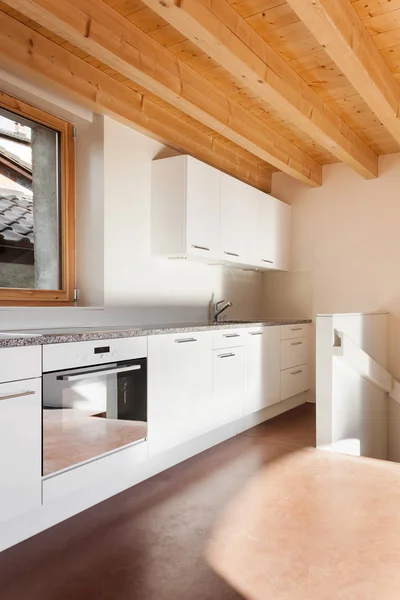 快適な空のロフト インテリア 家庭用キッチン — ストック写真