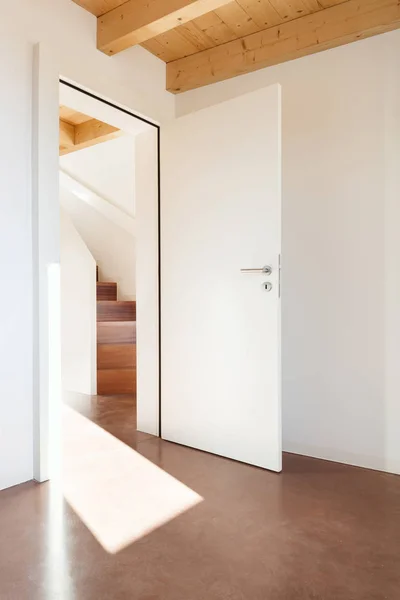 Confortável Loft Vazio Interior Quarto Com Porta Aberta — Fotografia de Stock
