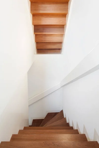 Confortável Loft Vazio Interior Escada Madeira — Fotografia de Stock