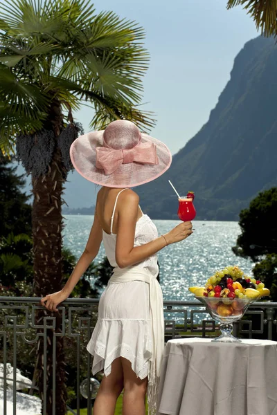 Retrato de mulher de verão em um terraço de luxo junto ao lago — Fotografia de Stock