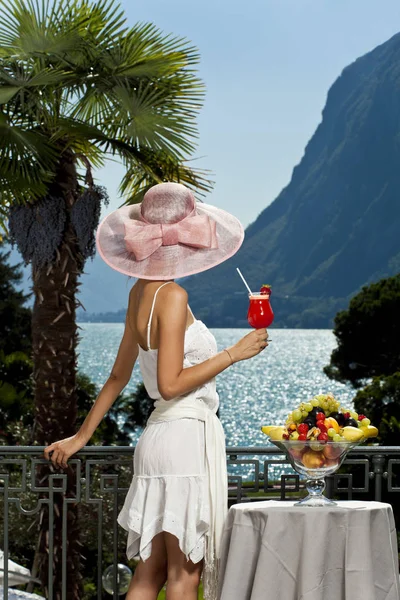Portret kobiety lato na luksusowym tarasem nad jeziorem — Zdjęcie stockowe