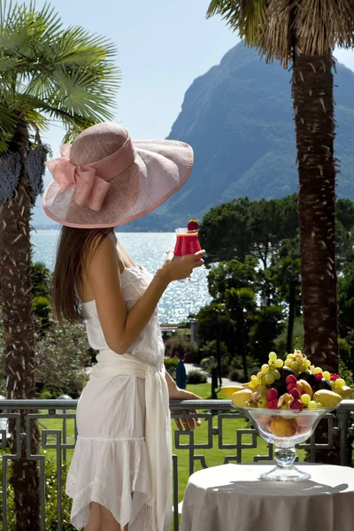 湖のほとりに高級テラスで夏の女性の肖像画 — ストック写真