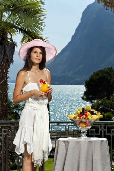 Портрет летней женщины на роскошной террасе у озера — стоковое фото