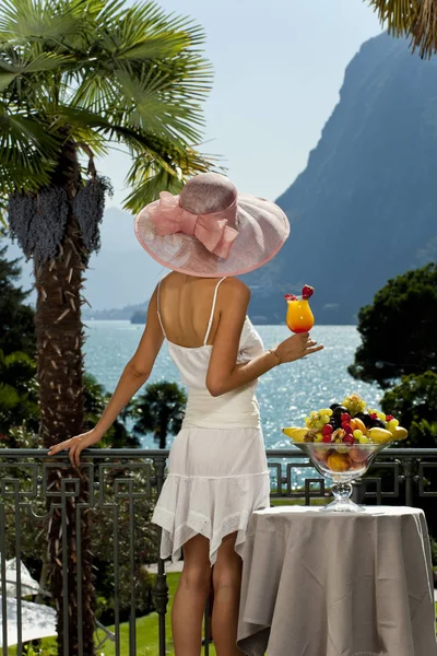 Zomer vrouw portret op een luxe terras aan het meer — Stockfoto