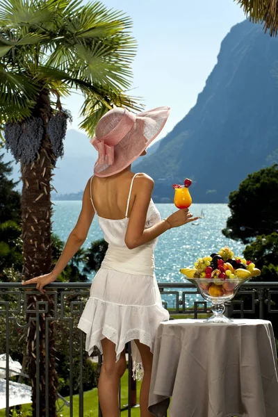 Nyári nő portré egy luxus teraszon, a tó partján — Stock Fotó