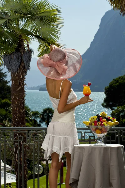 Retrato de mulher de verão em um terraço de luxo junto ao lago — Fotografia de Stock