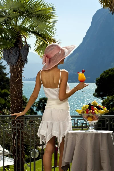 Retrato de mujer de verano en una terraza de lujo junto al lago — Foto de Stock