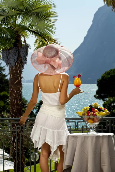 Retrato de mujer de verano en una terraza de lujo junto al lago — Foto de Stock