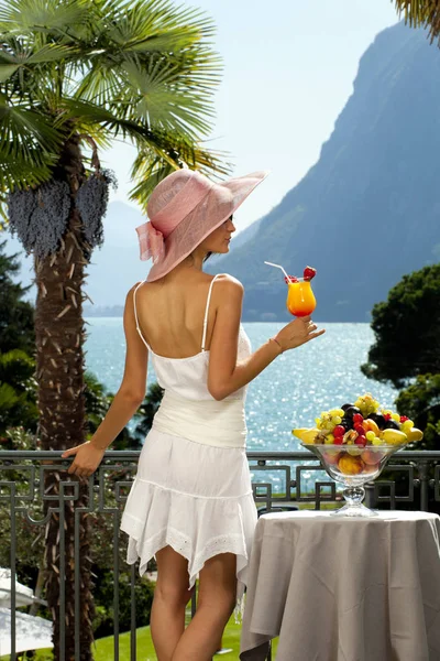 Zomer vrouw portret op een luxe terras aan het meer — Stockfoto