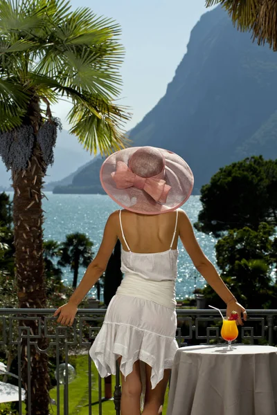 Retrato de mulher de verão em um terraço de luxo junto ao lago — Fotografia de Stock