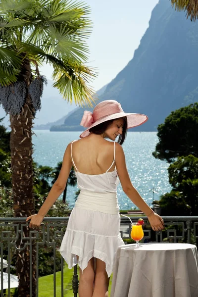 Letní žena portrét na luxusní terase u jezera — Stock fotografie