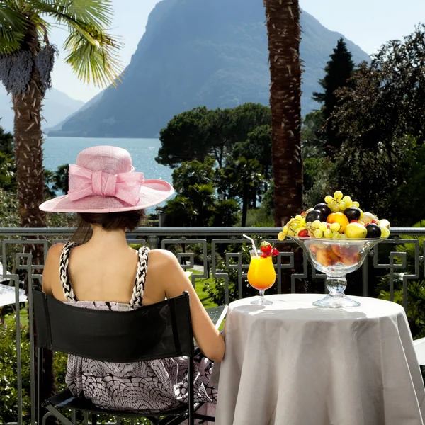 Letní žena portrét na luxusní terase u jezera — Stock fotografie