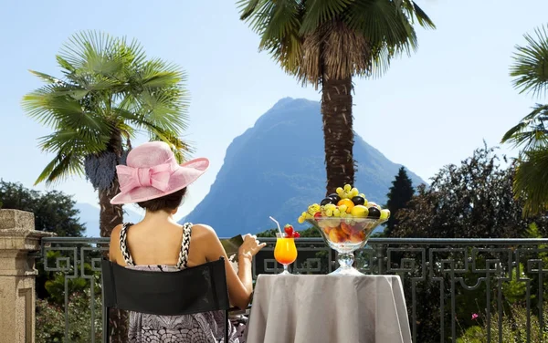 Zomer vrouw portret op een luxe terras aan het meer — Stockfoto