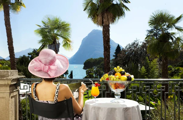 Retrato de mujer de verano en una terraza de lujo junto al lago — Foto de Stock