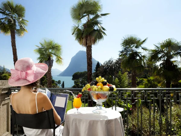Sommer-Frauenporträt auf einer Luxus-Terrasse am See — Stockfoto